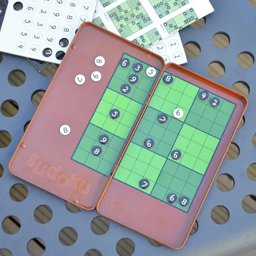 Vista 3 de The Purple Cow - Sudoku. Caja de juego magnética para niños y adultos. Resuelve rompecabezas duros y domina tu mente.