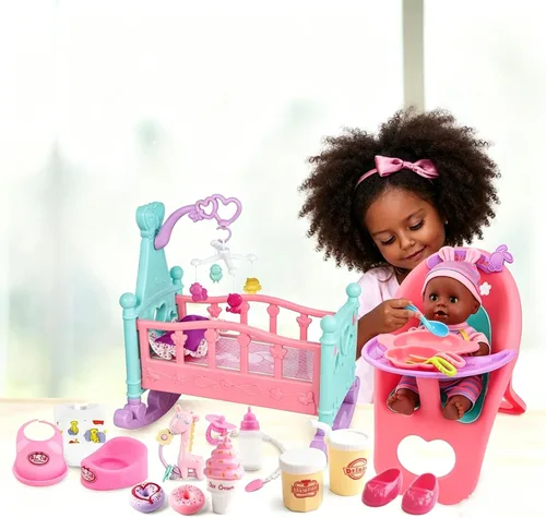 Vista 6 de deAO Conjunto de Muñeca Bebé Negra - Móvil, Silla Alta, Cochecito y Accesorios de Alimentación - Juego de 21 Piezas (Muñeca Incluida) 21 PCS Baby