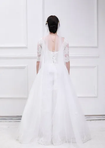 Vista 4 de Kercisbeauty 3M - Velo de encaje de una sola capa de tul suave transparente para boda con peine de flores doradas, cadena de perlas multicapa