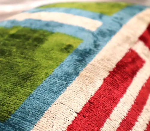 Vista 3 de CANVELLO Almohada de terciopelo de lujo hecha a mano con inserto de plumón, 16 x 24 pulgadas, patrón geométrico rojo, verde, azul y crema, cojín