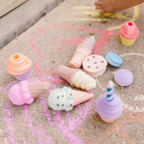 Vista 8 de Melissa & Doug Juego de tiza para helados y pasteles para niños, tiza de banqueta para niños de 3 años en adelante