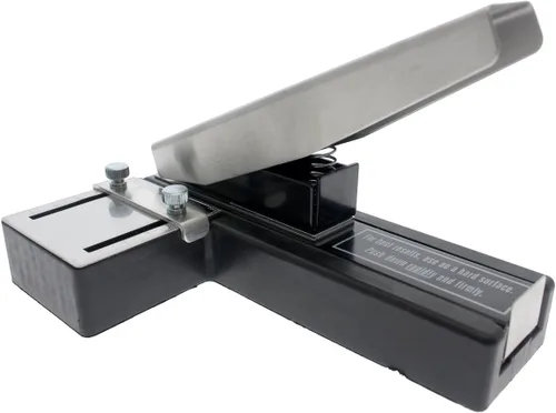 Vista 2 de Perforadora de ranura de identificación estilo grapadora resistente (rectángulo), con guías ajustables y base antideslizante para PVC, plástico