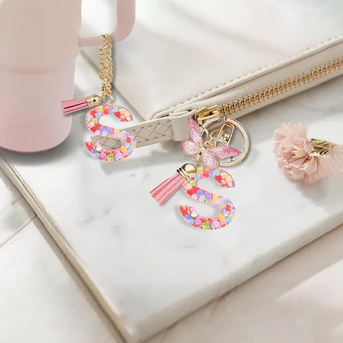 Vista 6 de Regalos de moda para niñas adolescentes, cangurera con monograma para niña con llavero, collar, dijes de taza, tarjeta de felicitación y caja