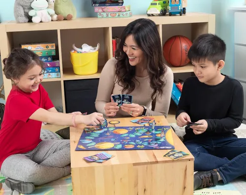 Vista 3 de Little Astronauts - Juego de mesa para niños a partir de 4 años – Carrera de cohetes alrededor del sistema solar y explora el espacio – Divertido
