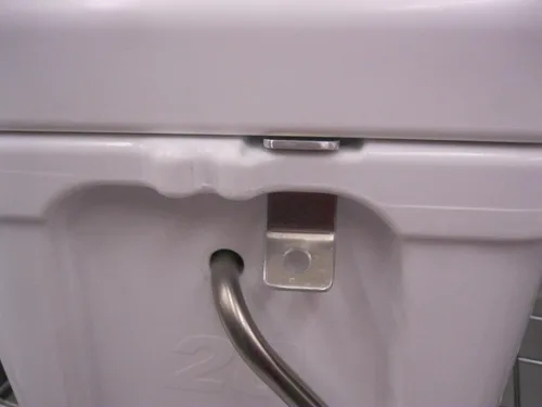 Vista 5 de CodyCo Soporte enfriador de seguridad hecho para adaptarse a RTIC 20 con bloqueo de cable Master Python y candado de latón