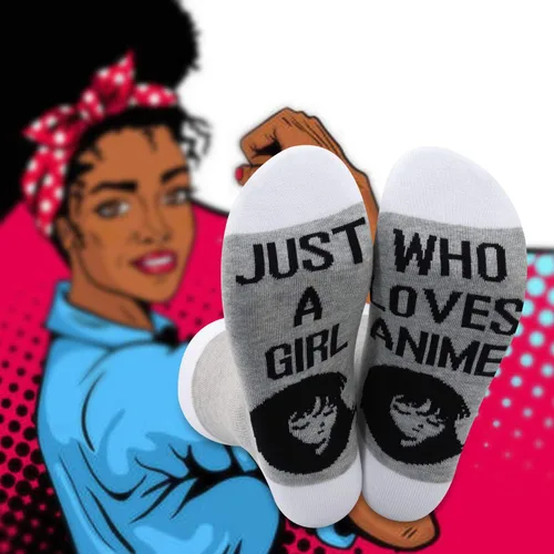 Vista 5 de LEVLO 2 pares de calcetines de anime novedad regalo para amantes de anime Just A Girl Who Loves Anime calcetines de anime de regalo