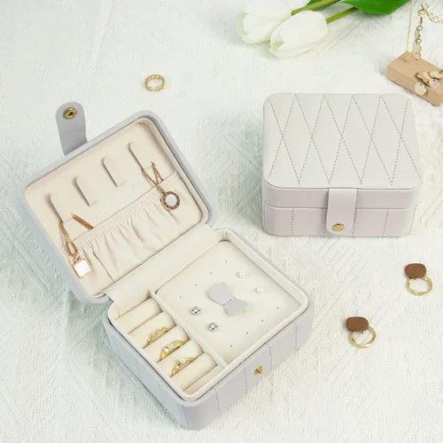 Vista 7 de KAMIER Organizador de joyas de viaje cajas de joyería portátiles de cuero acolchado con diamantes para mujeres y niñas organizador pequeño