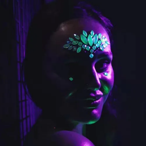 Vista 6 de Gemas faciales 4 hojas de joyas para la cara pegadas en diamantes de imitación, calcomanías de cristal luminoso, piedras preciosas temporales