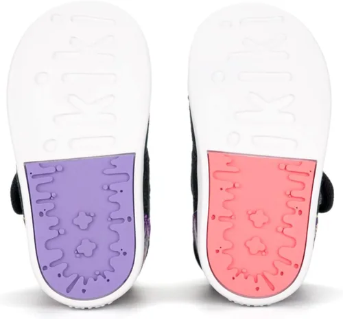 Vista 7 de ikiki Zapatillas deportivas para niños pequeños y niños pequeños. Tenis de ajuste espacioso. Nota no chirriantes, puntera y talón de cuero vegano