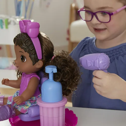 Vista 6 de Baby Alive Sudsy Styling Doll, pelo negro, incluye silla de salón de 12 pulgadas, juguetes para niñas y niños de 3 años en adelante