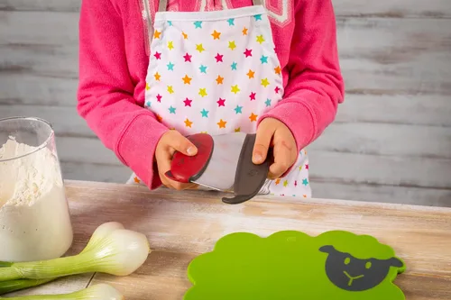 Vista 4 de Kuhn Rikon Kinderkitchen - Cuchillo Mezzaluna para niños con protector de cuchilla, gato, 5.2 x 3.3 x 0.7 pulgadas, rojo, herramientas de corte