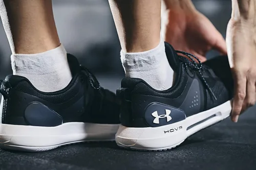 Vista 5 de Under Armour Calcetines esenciales ligeros de corte bajo para mujer, 6 pares