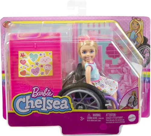 Vista 6 de Barbie Muñeca y silla de ruedas Chelsea con ruedas móviles, rampa, hoja de calcomanías y accesorios, muñeca pequeña con cabello rubio Multicolor