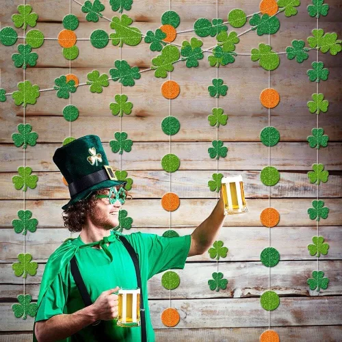 Vista 2 de AhfuLife Decoraciones del día de San Patricio, 60 piezas de decoraciones colgantes de trébol, guirnalda de trébol verde para suministros de fiesta