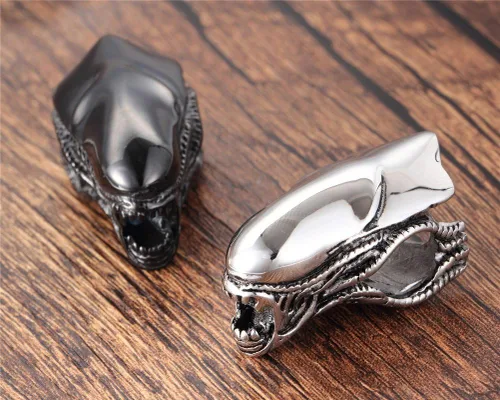 Vista 2 de Collar con colgante de cabeza de extraterrestre hiperbólico de acero inoxidable para hombre