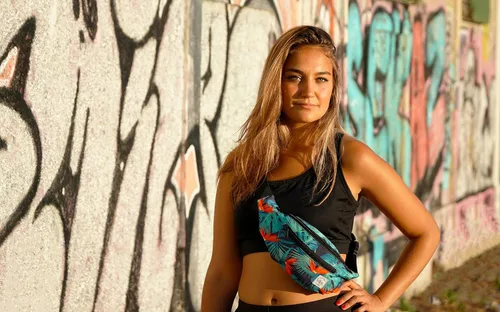 Vista 7 de Riñonera Vibe Festival Gear para hombre y mujer, muchos estampados, negro holográfico, plateado, dorado, bonita riñonera para festival rave