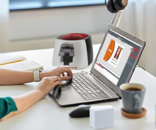 Vista 3 de Impresora de Tarjetas de Plástico Badgy100 con Badge Studio - Software de Diseño de ID para Tarjetas de Identificación Personalizadas, a Prueba
