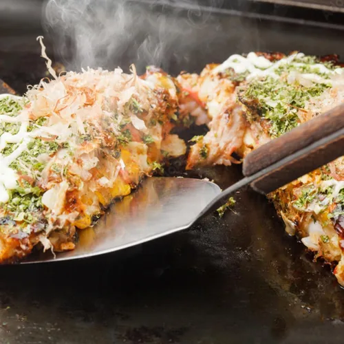 Vista 2 de TIKUSAN Okonomiyaki - Espátula giratoria para barbacoa, mango de madera, hecho en Japón (2.8 x 7.2 pulgadas)