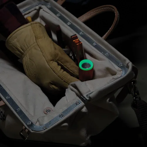 Vista 8 de Klein Tools Linterna LED recargable 56412 con luz de inundación, 500 lúmenes, USB-C recargable, clip de bolsillo, imán, para trabajo profesional