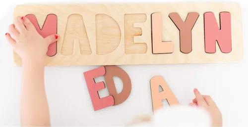 Vista 4 de Rompecabezas de madera personalizado con nombre para niños, hecho a mano en EE. UU. por Bloom Owl, regalos personalizados para bebés niños y niñas