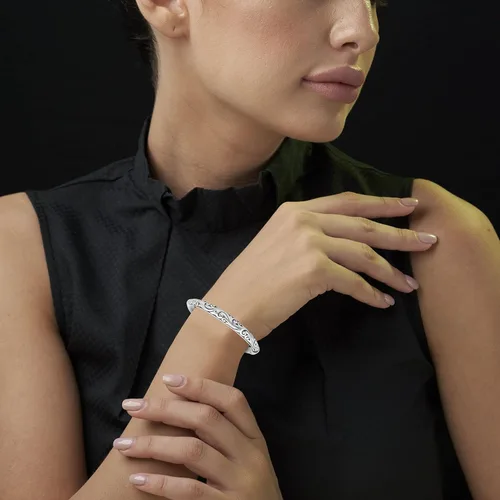 Vista 2 de MAX + STONE Pulsera ligera de plata de ley 925 para mujer, pulseras de 7 pulgadas con cierre de bisagras, pulsera de plata de ley antideslustre