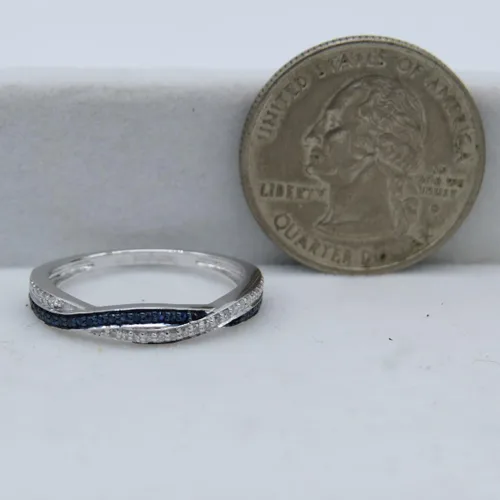 Vista 6 de Dazzlingrock Collection Anillo de compromiso redondo con zafiro azul y diamante blanco entrecruzado para mujer en oro macizo de 10 quilates