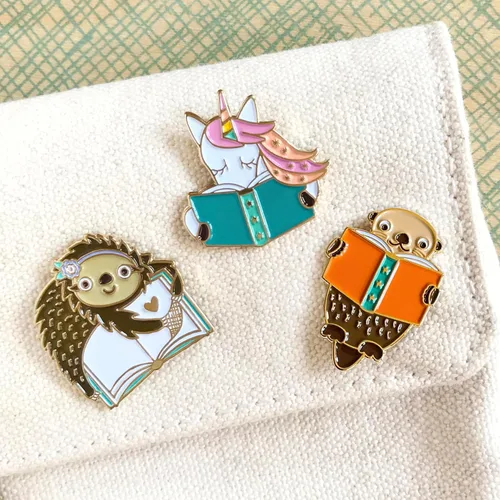 Vista 2 de Book Lover Flair - Juego de 3 pines esmaltados para regalo, lindos pines de solapa de animales de lectura, perezosos, unicornio y nutria, regalo