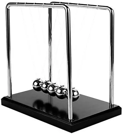 Vista 4 de Newton's Cradle Art in Motion, bolas de equilibrio de 7 1/4 pulgadas, base de madera negra