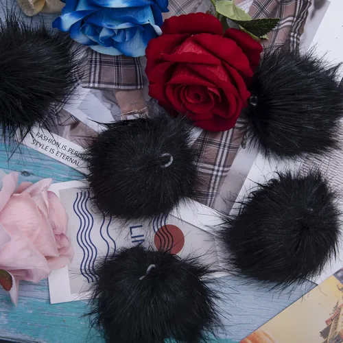Vista 4 de SIQUK 24 Piezas de Bolas de Pompón de Pelo Sintético Negro con Lazo Elástico, Pompones Esponjosos de Pelo de Zorro Sintético para Gorros, Bonés
