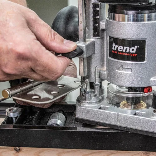 Vista 9 de Kit de Instalación de Puerta Trend, Incluye Plantilla Ajustable AnyDoor Jig (2'6"–9'), Elevador Operado con el Pie, Soporte y Broca de Router