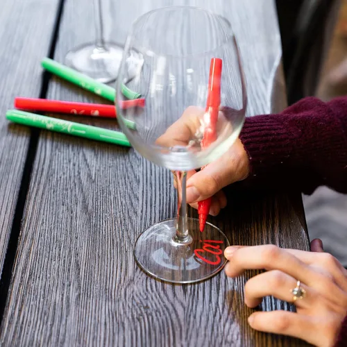 Vista 3 de Rotuladores de vino para copas de vino, marcadores de bebidas lavables, perfectos para fiestas de vacaciones, accesorios de bar en casa, regalos