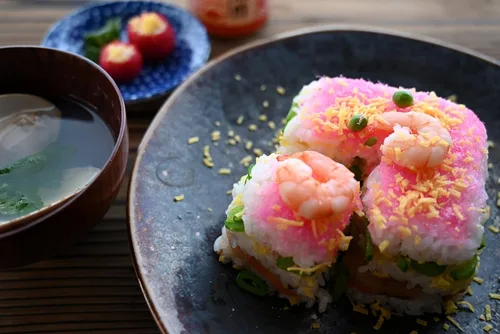 Vista 2 de EDOYA Molde de prensa de sushi de madera Hinoki Oshizushi fabricado en Japón (4.1 × 4.1 pulgadas)