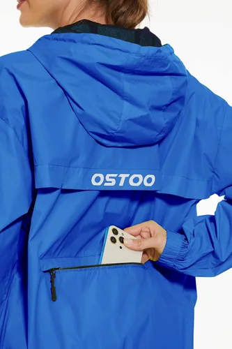 Vista 3 de OSTOO Chaqueta impermeable ligera para mujer, para correr, ciclismo, con capucha, para senderismo, rompevientos