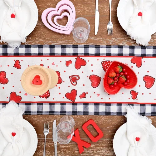 Vista 4 de GEEORY Camino de mesa para el día de San Valentín de 13 x 72 pulgadas, corazones rojos y lunares, decoración decorativa de mesa de granja