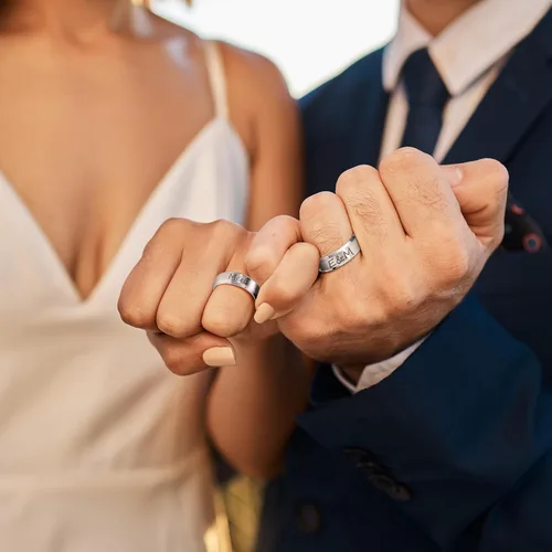 Vista 2 de Juego de anillos de boda negros para él y ella, anillos grabados para hombre, bandas de clase para hombres y mujeres, anillos personalizados