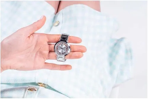 Vista 8 de GUESS Reloj para mujer de 1.299in, correa plateada con esfera plateada y caja plateada, Tono plateado