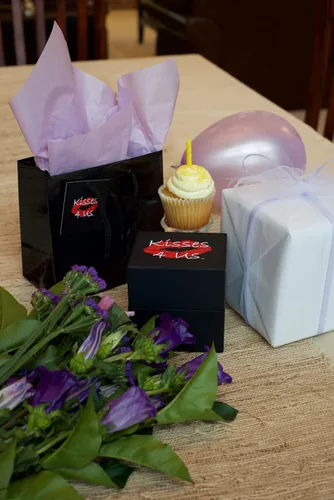 Vista 3 de Kisses 4 Us - Una caja de besos divertidos, coquetos y románticos para hacer que los besos sean divertidos. Perfecto para una cita nocturna, mejorar