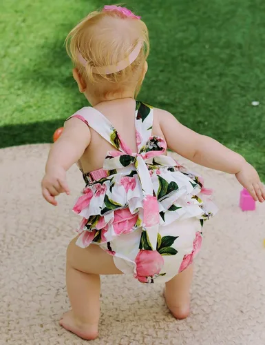 Vista 4 de Mameluco de verano con diseño floral y volantes para niña bebé, con diadema