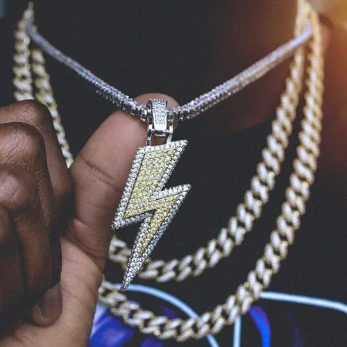 Vista 5 de JINAO Hip Hop - Colgante con diseño de rayo chapado en oro de 18 quilates con circonita cúbica con micropave de imitación de diamante para hombres