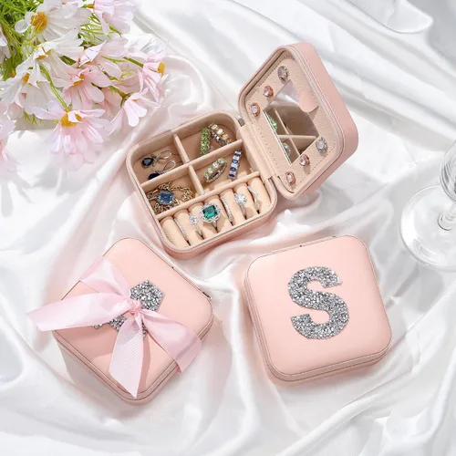 Vista 5 de Parima Regalos de cumpleaños para mujeres, adolescentes y niñas Pequeño joyero organizador de viaje con inicial, regalos personalizados para mamá