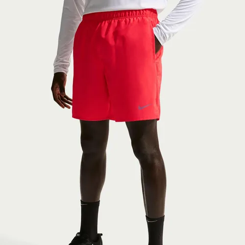 Vista 7 de Nike Men's Challenger Dri-Fit 7" Brief-Lined Running Shorts Carmesí claro/Carmesí claro/Plata reflectante