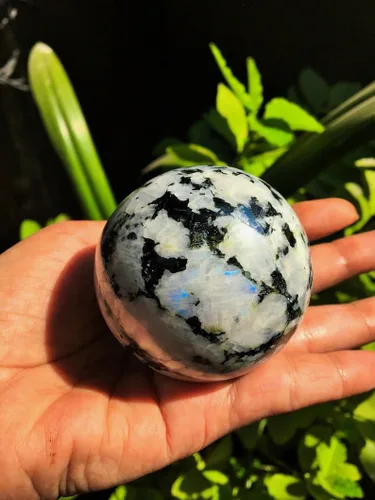 Vista 3 de Bola de cristal tallada de cristal tallada con forma de esfera de piedra lunar arcoíris grande y llamativa, bolas de citas de meditación