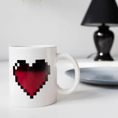 Vista 4 de Kikkerland Pixel Heart Morphing - Taza que cambia de color reacciona al calor, regalo divertido para café, cacao caliente y bebidas calientes