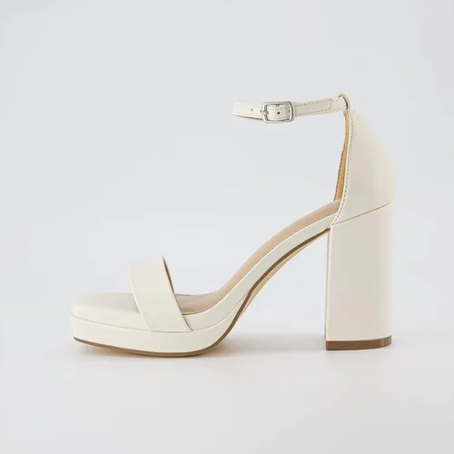 Vista 2 de CUSHIONAIRE Sandalia Grammy de plataforma con tacón de bloque de una banda para mujer + espuma viscoelástica, anchos disponibles