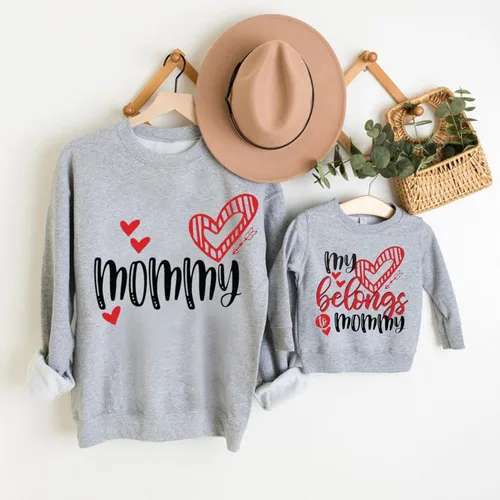 Vista 3 de Conjunto de sudadera de manga larga para mamá y mí con diseño de corazón para el día de San Valentín para mamá y yo sin botones Agris