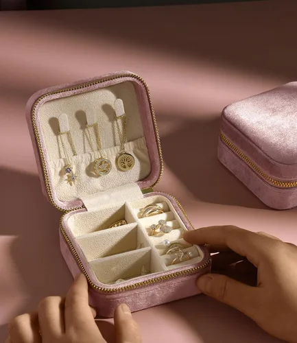 Vista 3 de TAIMY Joyero de viaje de terciopelo de felpa, pequeño estuche de joyería de viaje, mini cajas organizadoras de viaje portátiles para anillos