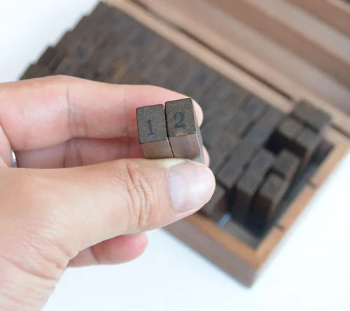 Vista 7 de Paquete de 70 sellos pequeños de goma de madera de 0.24 pulgadas de letra, número y símbolo para tarjetas de manualidades y álbum de fotos