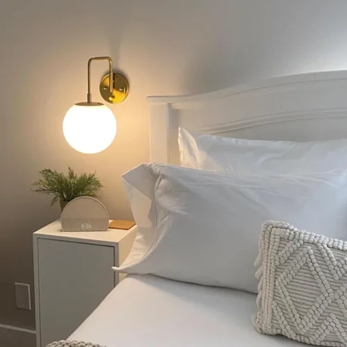 Vista 2 de DAYCENT Aplique de pared dorado con pantalla de vidrio de leche Latón