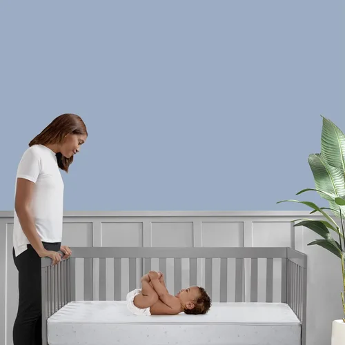 Vista 2 de Simmons - Colchón infantil Silver Nights de doble cara para cuna de bebé y colchón para niños pequeños - GREENGUARD Gold - Impermeable - Núcleo