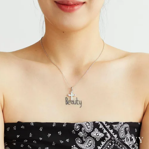 Vista 4 de Collar con colgante de cruz para mujer Cruz blanca de nácar Cruz negra de piedra de ónix Acero inoxidable chapado en oro real de 14 quilates